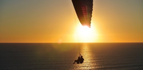 parapendio biposto sul mare
